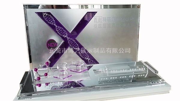 我們在定制亞克力展示架時，應(yīng)該選擇UV印刷還是絲印呢？